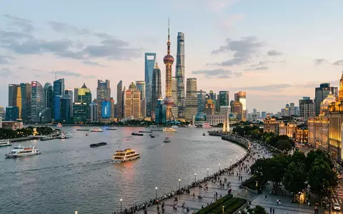 Editorialbild im Reisemagazin-Stil vom Wahrzeichen Oriental Pearl Tower Shanghai in Shanghai China, ausgewogene Bildgestaltung und - Foto: THN