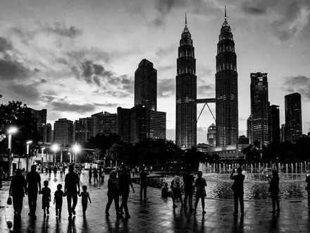 Schwarzweiss-Reportagebild vom Wahrzeichen Petronas Towers Kuala Lumpur in Kuala Lumpur Malaysia, dokumentarische Reisefotografie mit starken - Foto: THN