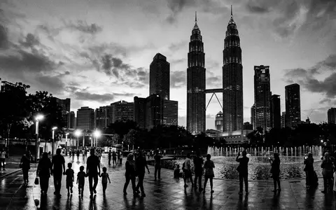 Schwarzweiss-Reportagebild vom Wahrzeichen Petronas Towers Kuala Lumpur in Kuala Lumpur Malaysia, dokumentarische Reisefotografie mit starken - Foto: THN