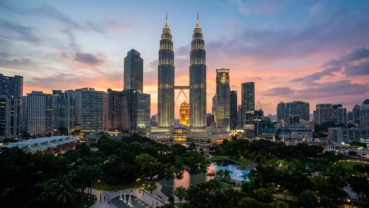 Editorial-Reisemagazinbild vom Wahrzeichen Petronas Towers Kuala Lumpur in Kuala Lumpur, Mal…