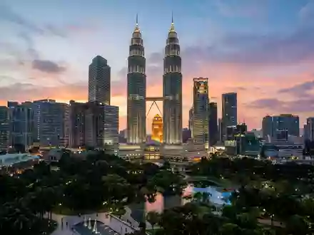 Editorialbild im Reisemagazin-Stil vom Wahrzeichen Petronas Towers Kuala Lumpur in Kuala Lumpur Malaysia, ausgewogene Bildgestaltung - Foto: THN