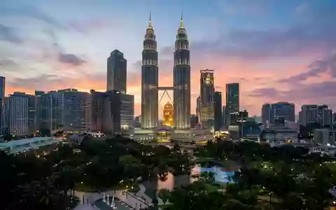 Editorialbild im Reisemagazin-Stil vom Wahrzeichen Petronas Towers Kuala Lumpur in Kuala Lumpur Malaysia, ausgewogene Bildgestaltung - Foto: THN