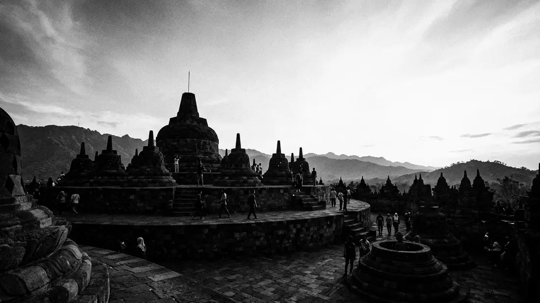 Schwarzweiss-Reportage vom Wahrzeichen Borobudur in Magelang, Indonesien