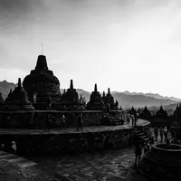 Schwarzweiss-Reportagebild vom Wahrzeichen Borobudur in Magelang Indonesien, dokumentarische Reisefotografie mit starken Kontrasten - Foto: THN