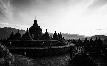 Schwarzweiss-Reportagebild vom Wahrzeichen Borobudur in Magelang Indonesien, dokumentarische Reisefotografie mit starken Kontrasten - Foto: THN