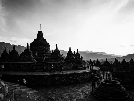 Schwarzweiss-Reportagebild vom Wahrzeichen Borobudur in Magelang Indonesien, dokumentarische Reisefotografie mit starken Kontrasten - Foto: THN