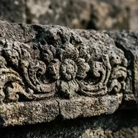 Extreme Makroaufnahme eines Materialdetails am Wahrzeichen Borobudur in Magelang Indonesien, taktile Struktur und weiches Seitenlicht - Foto: THN