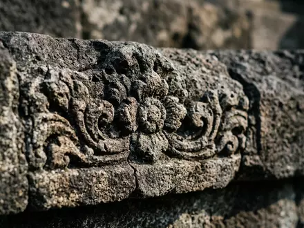 Extreme Makroaufnahme eines Materialdetails am Wahrzeichen Borobudur in Magelang Indonesien, taktile Struktur und weiches Seitenlicht - Foto: THN