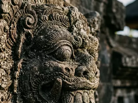 Extreme Makroaufnahme eines Materialdetails am Wahrzeichen Uluwatu-Tempel Bali in Pecatu Indonesien, taktile Struktur und weiches - Foto: THN