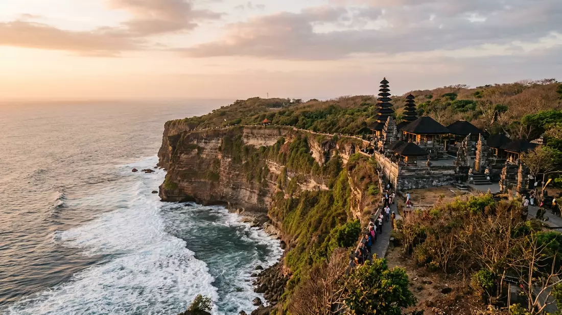 Editorial-Reisemagazinbild vom Wahrzeichen Uluwatu-Tempel Bali in Pecatu, Indonesien