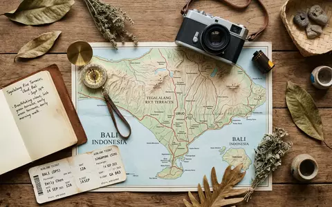 Flatlay-Reise-Arrangement rund um Reisterrassen Tegallalang in Ubud Indonesien, Karte Kompass Kamera und generische Reiserequisiten - Foto: THN
