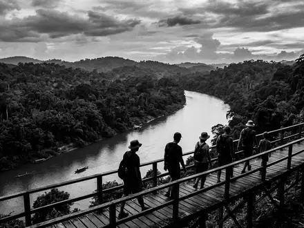Schwarzweiss-Reportagebild vom Wahrzeichen Taman Negara in Kuala Tahan Malaysia, dokumentarische Reisefotografie mit starken Kontrasten - Foto: THN