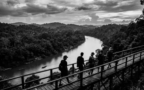 Schwarzweiss-Reportagebild vom Wahrzeichen Taman Negara in Kuala Tahan Malaysia, dokumentarische Reisefotografie mit starken Kontrasten - Foto: THN