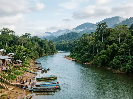 Editorialbild im Reisemagazin-Stil vom Wahrzeichen Taman Negara in Kuala Tahan Malaysia, ausgewogene Bildgestaltung und natuerliches - Foto: THN