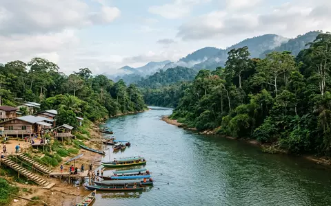 Editorialbild im Reisemagazin-Stil vom Wahrzeichen Taman Negara in Kuala Tahan Malaysia, ausgewogene Bildgestaltung und natuerliches - Foto: THN