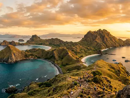 Fotorealistische Panoramaaufnahme von Komodo-Nationalpark in Labuan Bajo Indonesien, warmes Abendlicht auf Wahrzeichen - Foto: THN