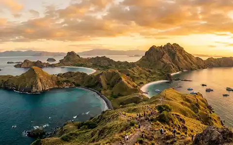Fotorealistische Panoramaaufnahme von Komodo-Nationalpark in Labuan Bajo Indonesien, warmes Abendlicht auf Wahrzeichen - Foto: THN