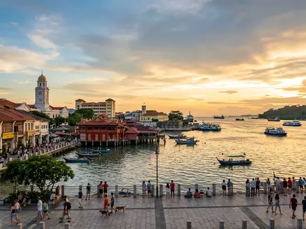 Fotorealistische Panoramaaufnahme von George Town Penang in George Town Malaysia, warmes Abendlicht auf Wahrzeichen - Foto: THN