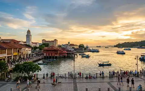 Fotorealistische Panoramaaufnahme von George Town Penang in George Town Malaysia, warmes Abendlicht auf Wahrzeichen - Foto: THN