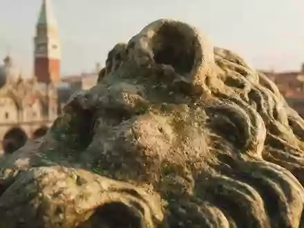 Extreme Makroaufnahme eines Materialdetails am Wahrzeichen Markusplatz Venedig in Venedig Italien, taktile Struktur und weiches - Foto: THN