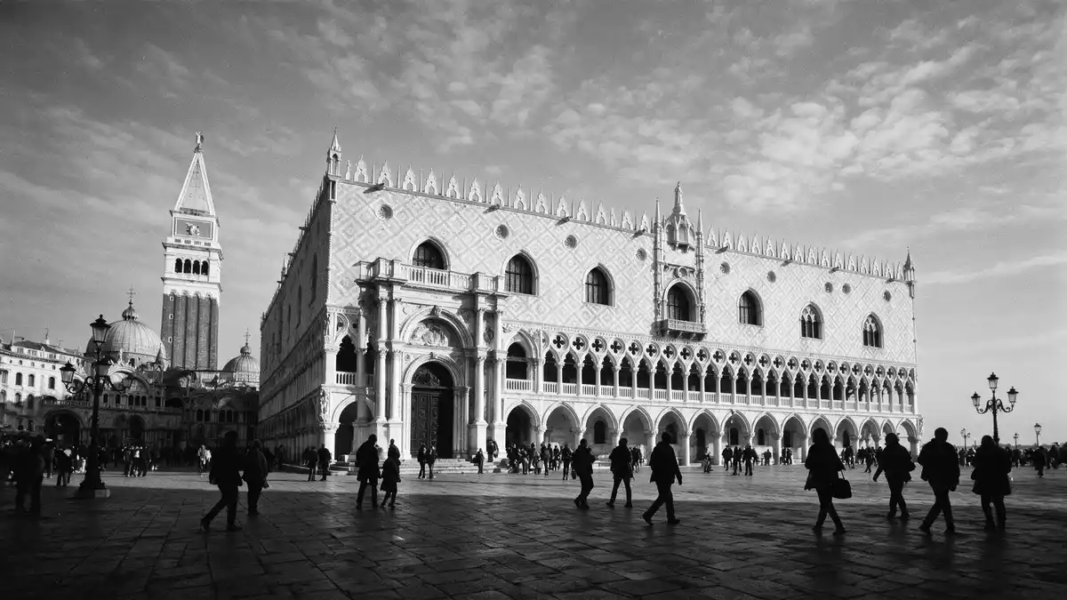 Schwarzweiss-Reportage vom Wahrzeichen Dogenpalast Venedig in Venedig, Italien