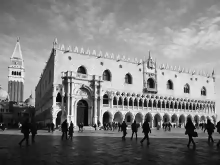 Schwarzweiss-Reportagebild vom Wahrzeichen Dogenpalast Venedig in Venedig Italien, dokumentarische Reisefotografie mit starken Kontrasten - Foto: THN