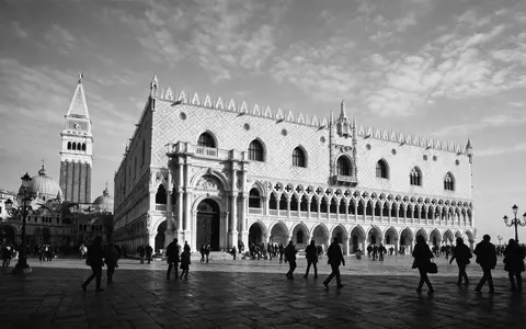 Schwarzweiss-Reportagebild vom Wahrzeichen Dogenpalast Venedig in Venedig Italien, dokumentarische Reisefotografie mit starken Kontrasten - Foto: THN