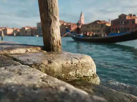 Extreme Makroaufnahme eines Materialdetails am Wahrzeichen Canal Grande Venedig in Venedig Italien, taktile Struktur und - Foto: THN