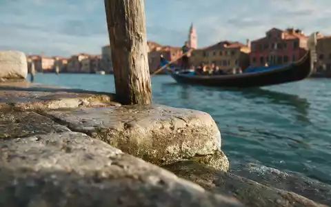 Extreme Makroaufnahme eines Materialdetails am Wahrzeichen Canal Grande Venedig in Venedig Italien, taktile Struktur und - Foto: THN
