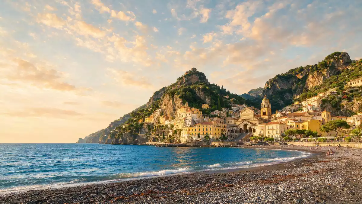 Fotorealistische Ansicht von Amalfiküste in Amalfi, Italien im Abendlicht