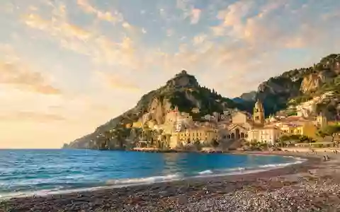 Fotorealistische Panoramaaufnahme von Amalfiküste in Amalfi Italien, warmes Abendlicht auf Wahrzeichen im Reisemotiv - Foto: THN