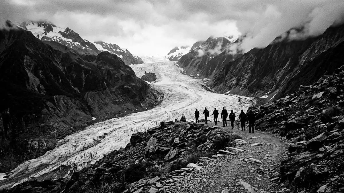 Schwarzweiss-Reportage vom Wahrzeichen Franz-Josef-Gletscher in Franz Josef, Neuseeland