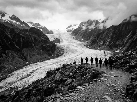 Schwarzweiss-Reportagebild vom Wahrzeichen Franz-Josef-Gletscher in Franz Josef Neuseeland, dokumentarische Reisefotografie mit starken Kontrasten - Foto: THN
