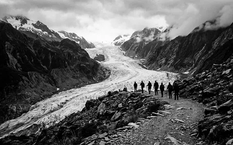 Schwarzweiss-Reportagebild vom Wahrzeichen Franz-Josef-Gletscher in Franz Josef Neuseeland, dokumentarische Reisefotografie mit starken Kontrasten - Foto: THN