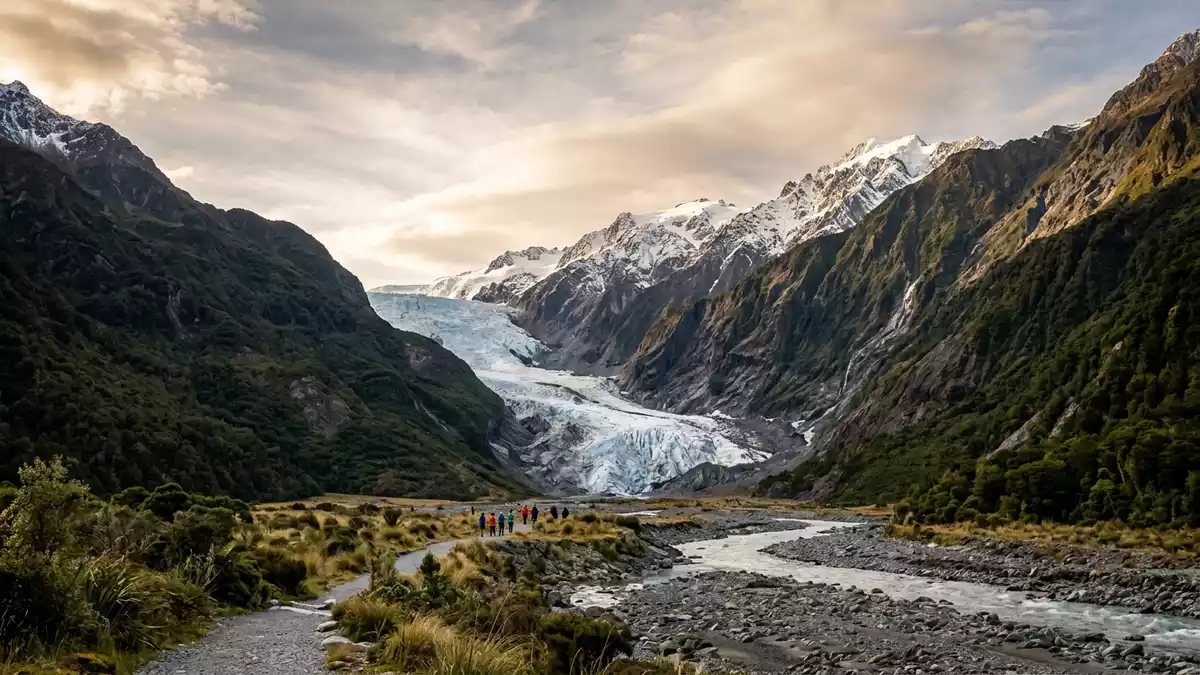 Fotorealistische Ansicht von Franz-Josef-Gletscher in Franz Josef, Neuseeland im Abendlicht