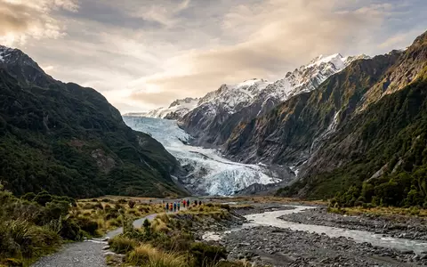 Fotorealistische Panoramaaufnahme von Franz-Josef-Gletscher in Franz Josef Neuseeland, warmes Abendlicht auf Wahrzeichen - Foto: THN