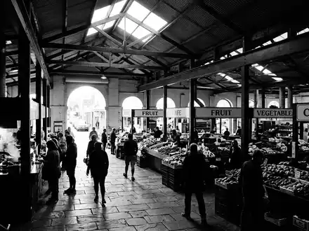 Schwarzweiss-Reportagebild vom Wahrzeichen Fremantle Markt in Fremantle Australien, dokumentarische Reisefotografie mit starken Kontrasten - Foto: THN