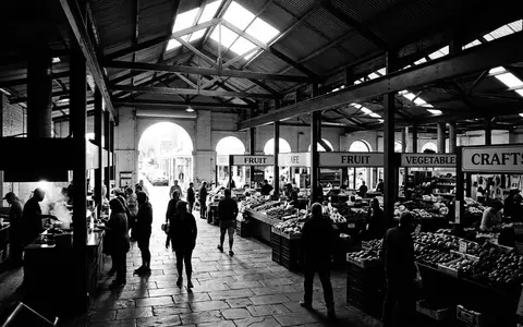Schwarzweiss-Reportagebild vom Wahrzeichen Fremantle Markt in Fremantle Australien, dokumentarische Reisefotografie mit starken Kontrasten - Foto: THN
