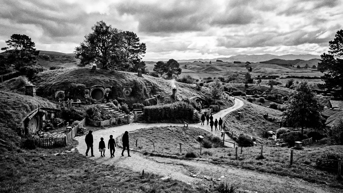 Schwarzweiss-Reportage vom Wahrzeichen Hobbiton Filmset in Matamata, Neuseeland