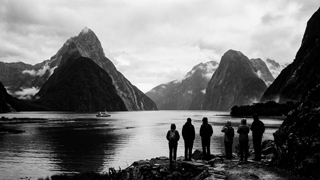 Schwarzweiss-Reportage vom Wahrzeichen Milford Sound in Milford Sound, Neuseeland
