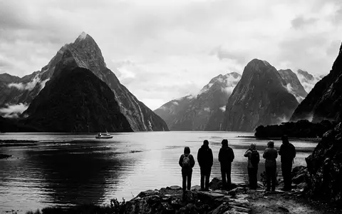 Schwarzweiss-Reportagebild vom Wahrzeichen Milford Sound in Milford Sound Neuseeland, dokumentarische Reisefotografie mit starken Kontrasten - Foto: THN