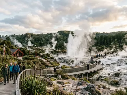 Editorialbild im Reisemagazin-Stil vom Wahrzeichen Te Puia Rotorua in Rotorua Neuseeland, ausgewogene Bildgestaltung und natuerliches - Foto: THN