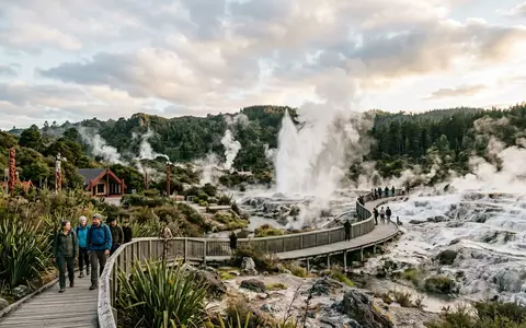 Editorialbild im Reisemagazin-Stil vom Wahrzeichen Te Puia Rotorua in Rotorua Neuseeland, ausgewogene Bildgestaltung und natuerliches - Foto: THN