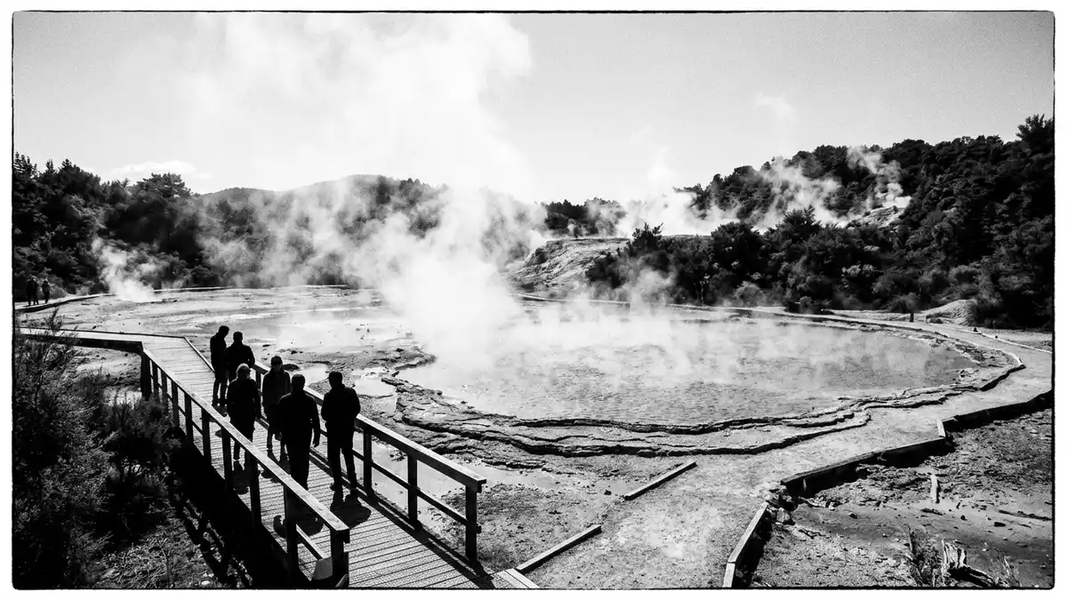 Schwarzweiss-Reportage vom Wahrzeichen Wai-O-Tapu in Rotorua, Neuseeland