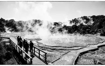 Schwarzweiss-Reportagebild vom Wahrzeichen Wai-O-Tapu in Rotorua Neuseeland, dokumentarische Reisefotografie mit starken Kontrasten - Foto: THN