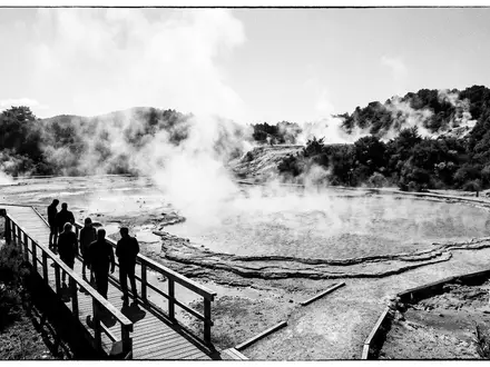 Schwarzweiss-Reportagebild vom Wahrzeichen Wai-O-Tapu in Rotorua Neuseeland, dokumentarische Reisefotografie mit starken Kontrasten - Foto: THN