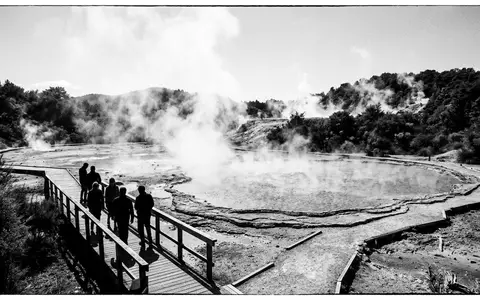 Schwarzweiss-Reportagebild vom Wahrzeichen Wai-O-Tapu in Rotorua Neuseeland, dokumentarische Reisefotografie mit starken Kontrasten - Foto: THN