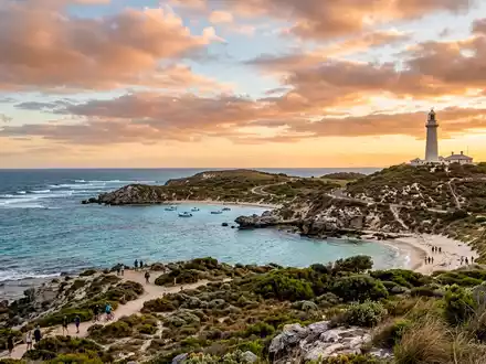 Fotorealistische Panoramaaufnahme von Rottnest Island in Perth Australien, warmes Abendlicht auf Wahrzeichen - Foto: THN