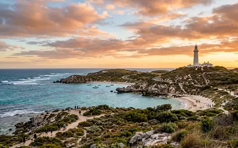 Fotorealistische Panoramaaufnahme von Rottnest Island in Perth Australien, warmes Abendlicht auf Wahrzeichen - Foto: THN