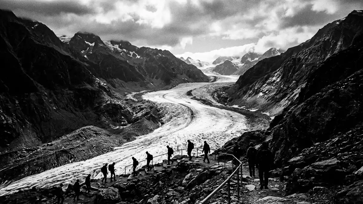 Schwarzweiss-Reportage vom Wahrzeichen Fox-Gletscher in Fox Glacier, Neuseeland